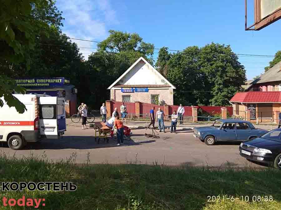На Сосновського в Коростені автомобіль збив велосипедистку ▶️ВІДЕО