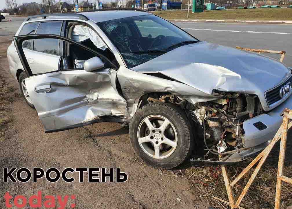 На в’їзді в Коростень Audi в’їхала в Daewoo, водіїв та пасажира забрала «швидка» ▶️ВІДЕО та ?ФОТО