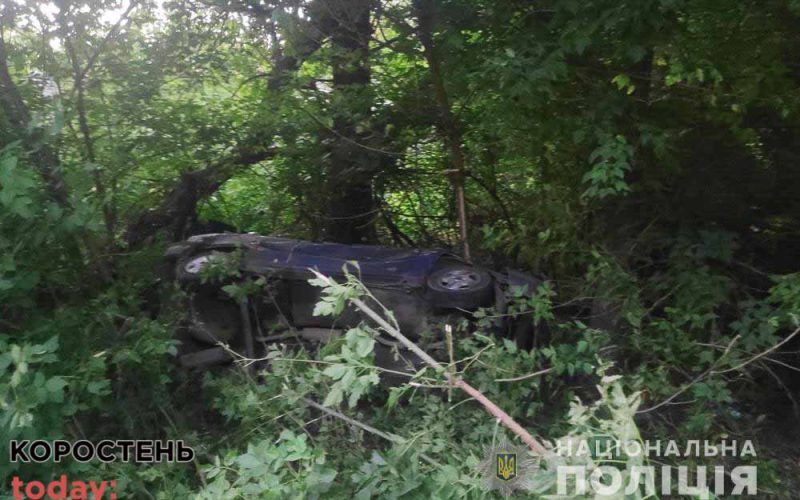 На одній з вулиць Малина Opel з’їхав у кювет та перекинувся, є травмовані (ФОТО)