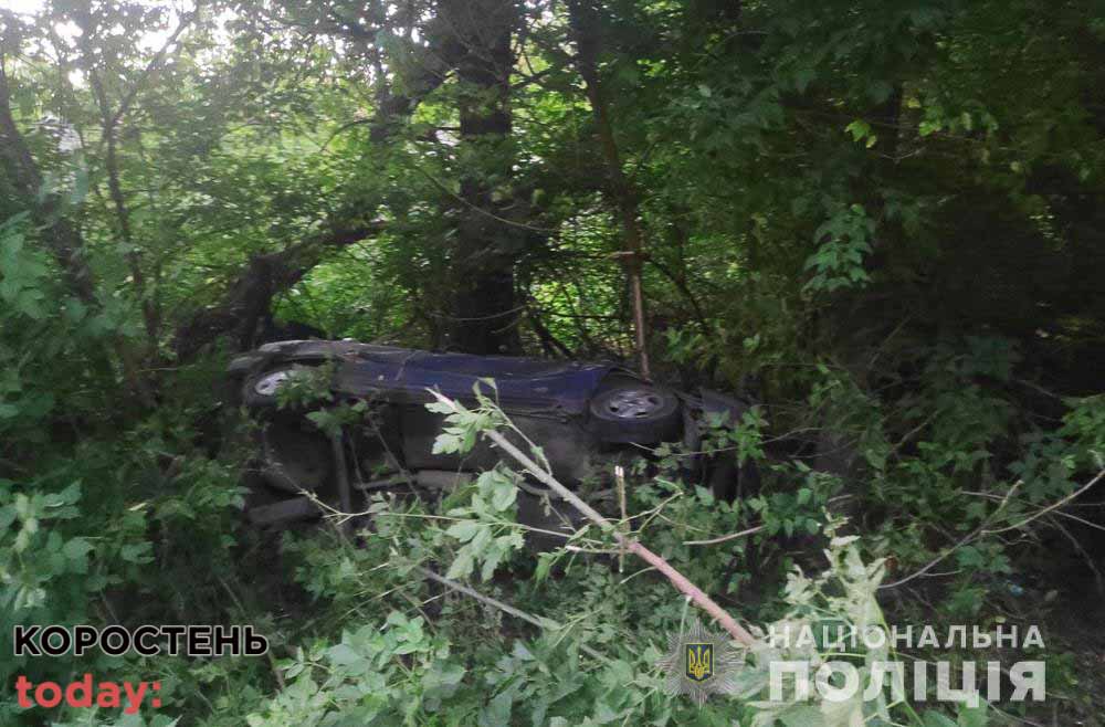 На одній з вулиць Малина Opel з’їхав у кювет та перекинувся, є травмовані (ФОТО)