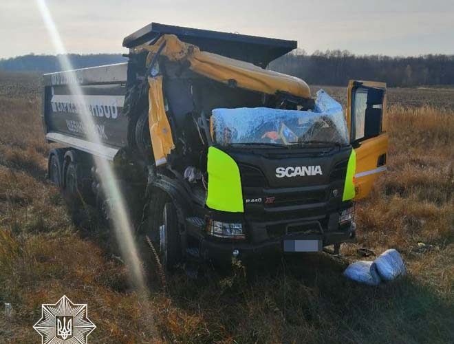 Поблизу Коростеня вантажівка в’їхала в причіп трактора: є потерпілий ?ФОТО