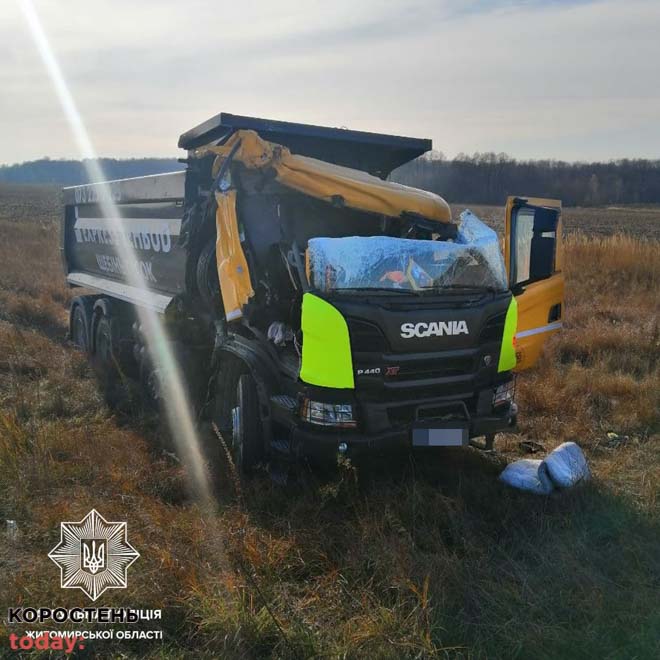 Поблизу Коростеня вантажівка в’їхала в причіп трактора: є потерпілий ?ФОТО