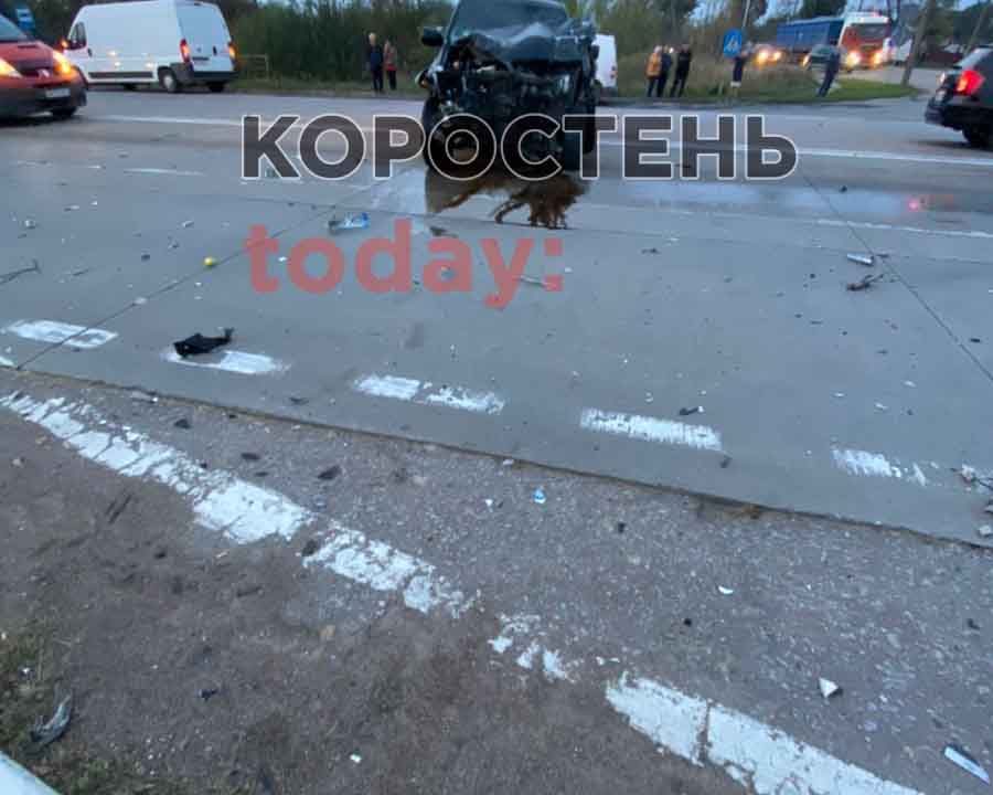 В Коростені біля Фактора – важке ДТП за участі поштової автівки: водій і пасажир у тяжкому стані ▶️ВІДЕО ?ФОТО