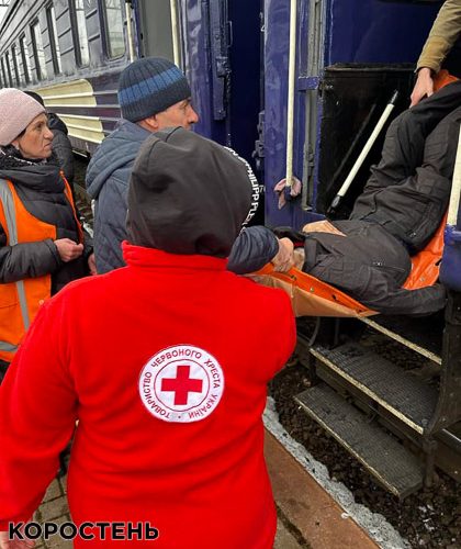 Коростенські волонтери зустрічали з евакуаційного потягу людей з Херсонщини ?