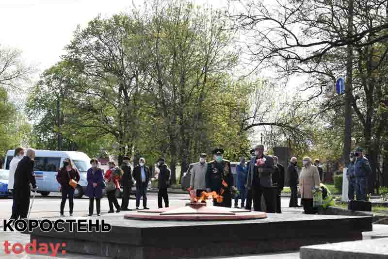 У Коростені в масках, з квітами та портретами відзначали День перемоги над нацизмом. ?ФОТОрепортаж
