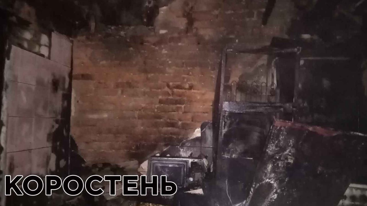 У Коростені горіло сміття всередині будівлі, її власники давно виїхали ?ФОТО