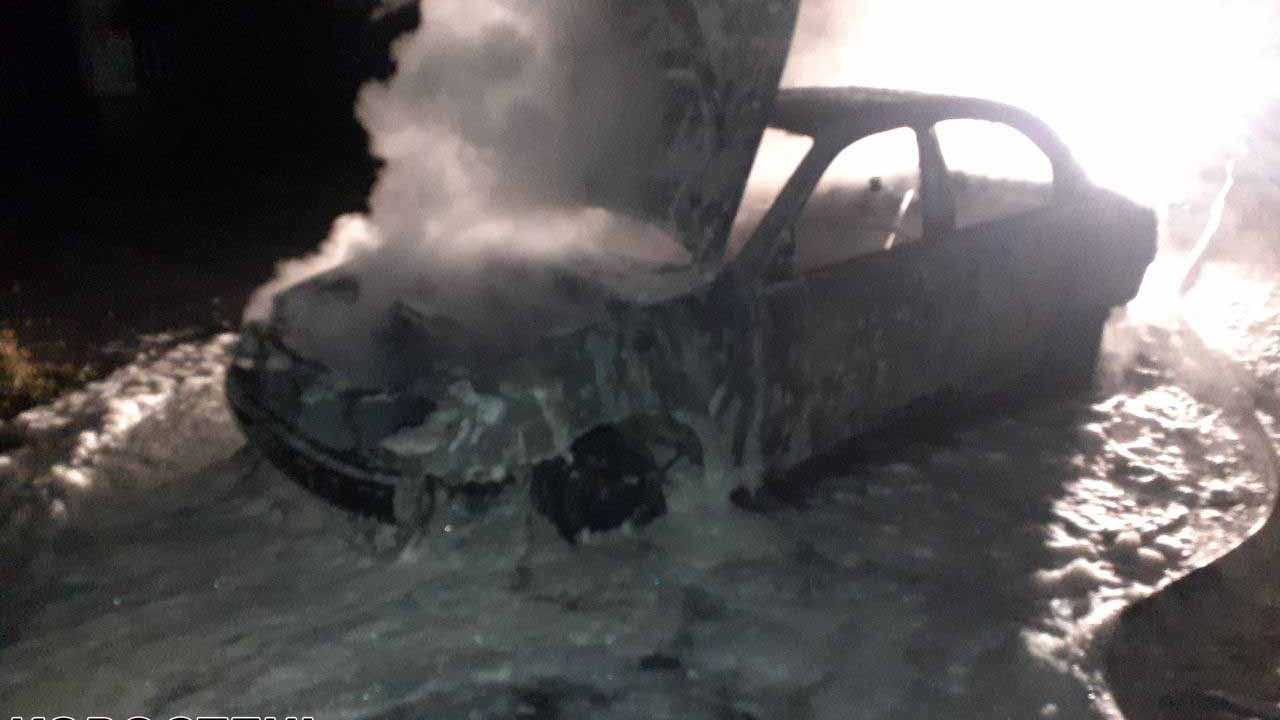 За ніч в Коростені горіли дві машини: одна на Пашинах, інша – в центрі ?ФОТО