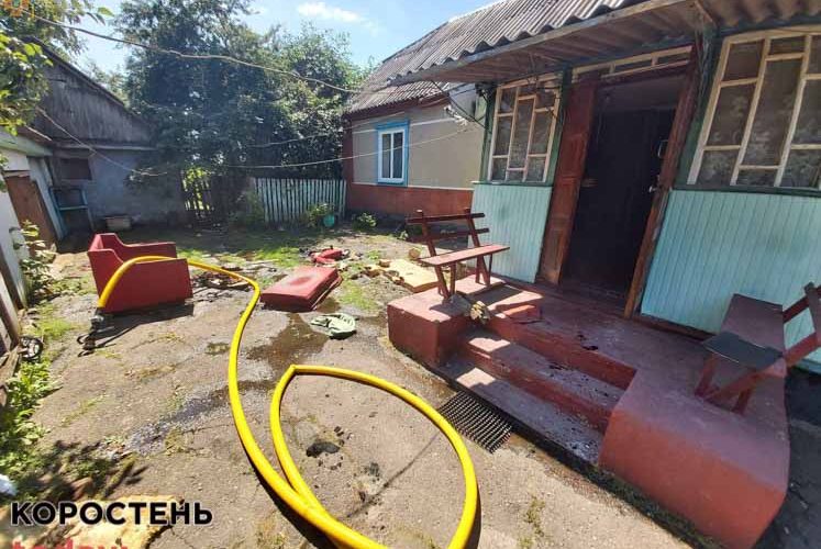 У селі Коростенського району горів будинок: рятувальники вивели на вулицю сина господині ?ФОТО