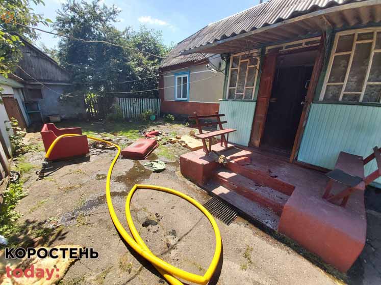 У селі Коростенського району горів будинок: рятувальники вивели на вулицю сина господині ?ФОТО
