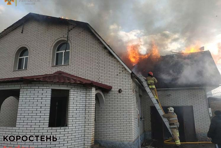 В Овручі горів двоповерховий будинок: пожежу ліквідовували 12 рятувальників ?ФОТО