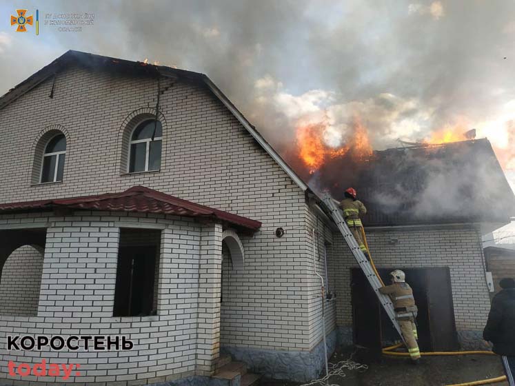 В Овручі горів двоповерховий будинок: пожежу ліквідовували 12 рятувальників ?ФОТО