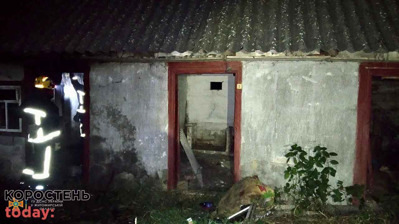 У Малині горів двоповерховий будинок: рятувальники 8 разів їздили на заправку машин з гідранта