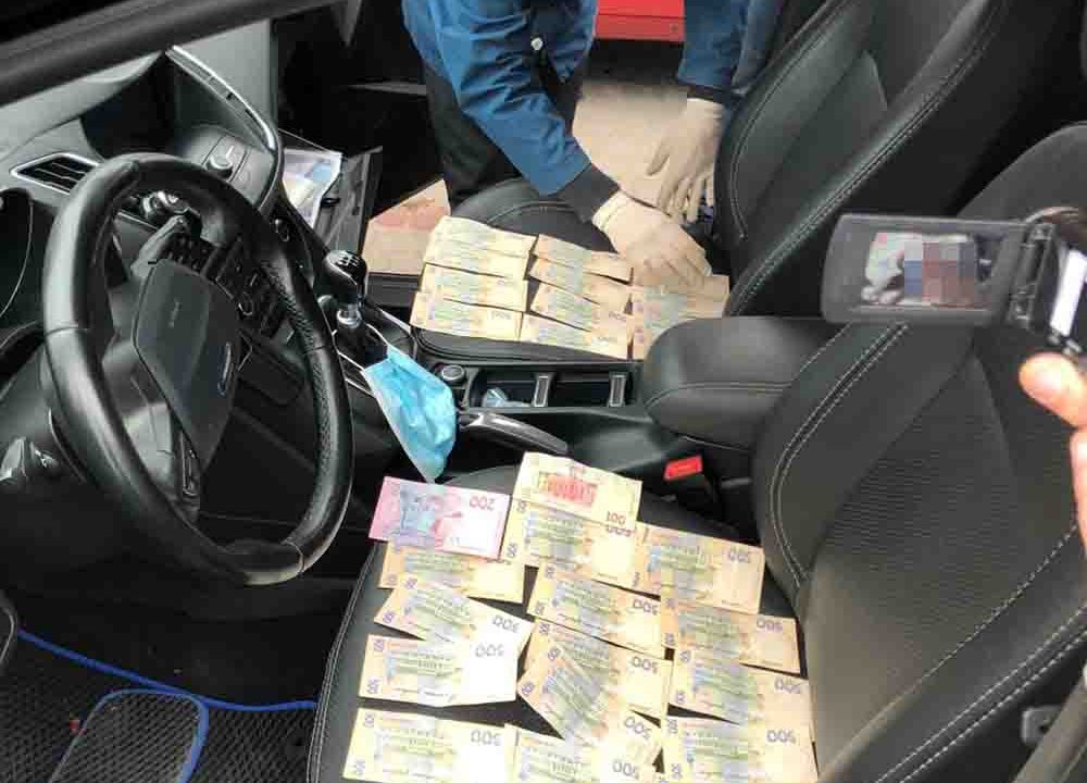 Біля міськради в Коростені на хабарі затримали чиновника: обіцяв допомогти отримати 10 соток під будівництво