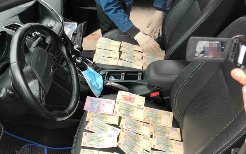 Біля міськради в Коростені на хабарі затримали чиновника: обіцяв допомогти отримати 10 соток під будівництво