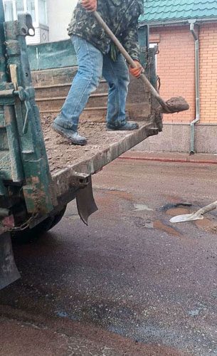 Відсів з піском – як у Коростені “латають” ями ?ФОТО