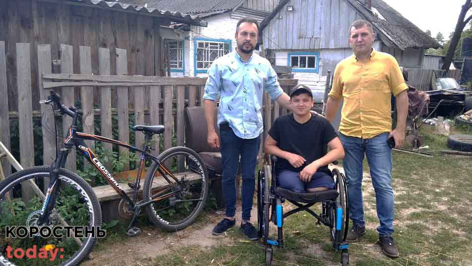 Житель Коростенщини, який лишився без ніг, на тренувальних протезах їздить на велосипеді ▶️ВІДЕО