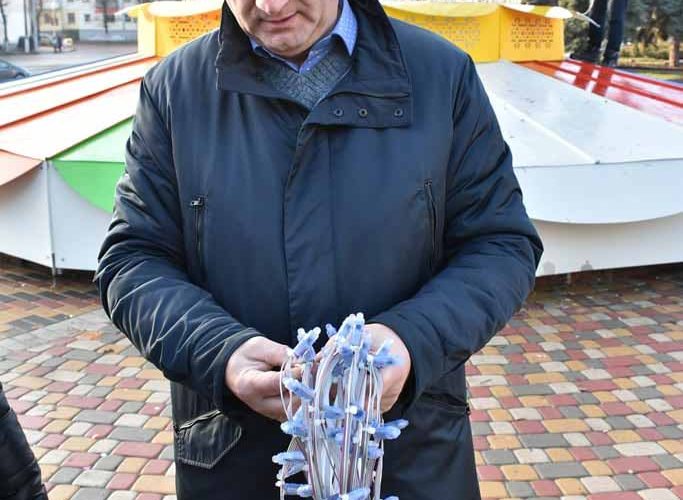 На залізній ялинці в центрі Коростеня вирішили повісити 3D ілюмінацію