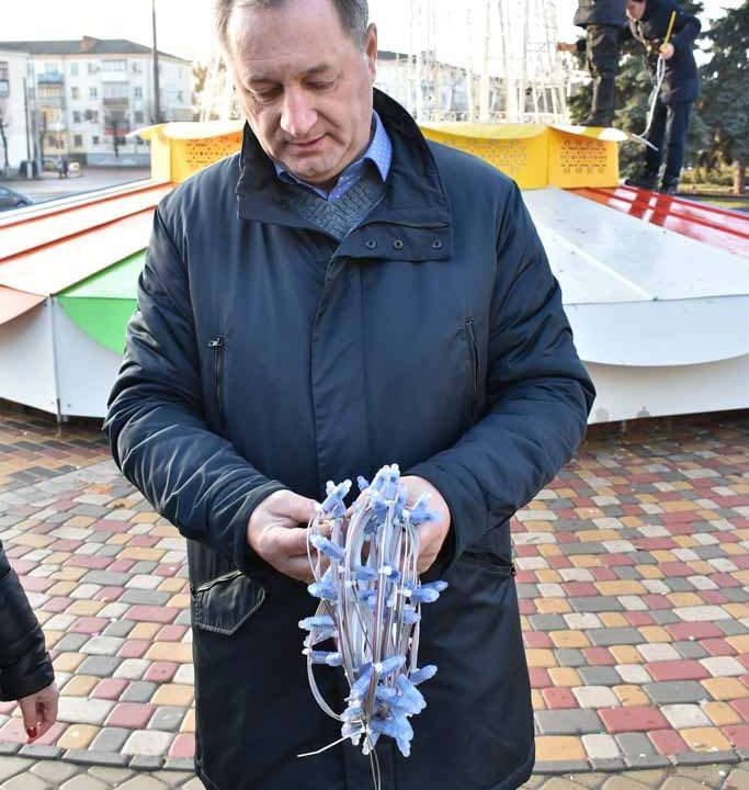 На залізній ялинці в центрі Коростеня вирішили повісити 3D ілюмінацію