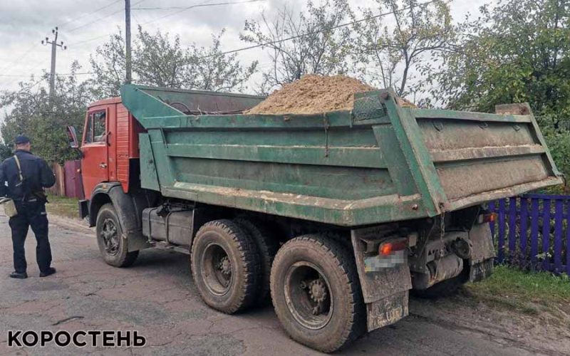 В Олевську поліцейські зупинили КАМАЗ, водій перевозив пісок без належних документів (ФОТО)
