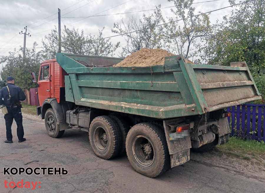 В Олевську поліцейські зупинили КАМАЗ, водій перевозив пісок без належних документів (ФОТО)