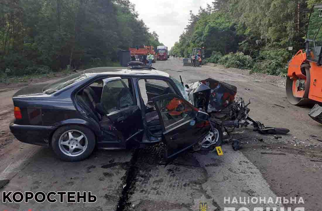 На автодорозі біля Коростеня BMW врізався у припаркований каток, двоє травмованих ?ФОТО