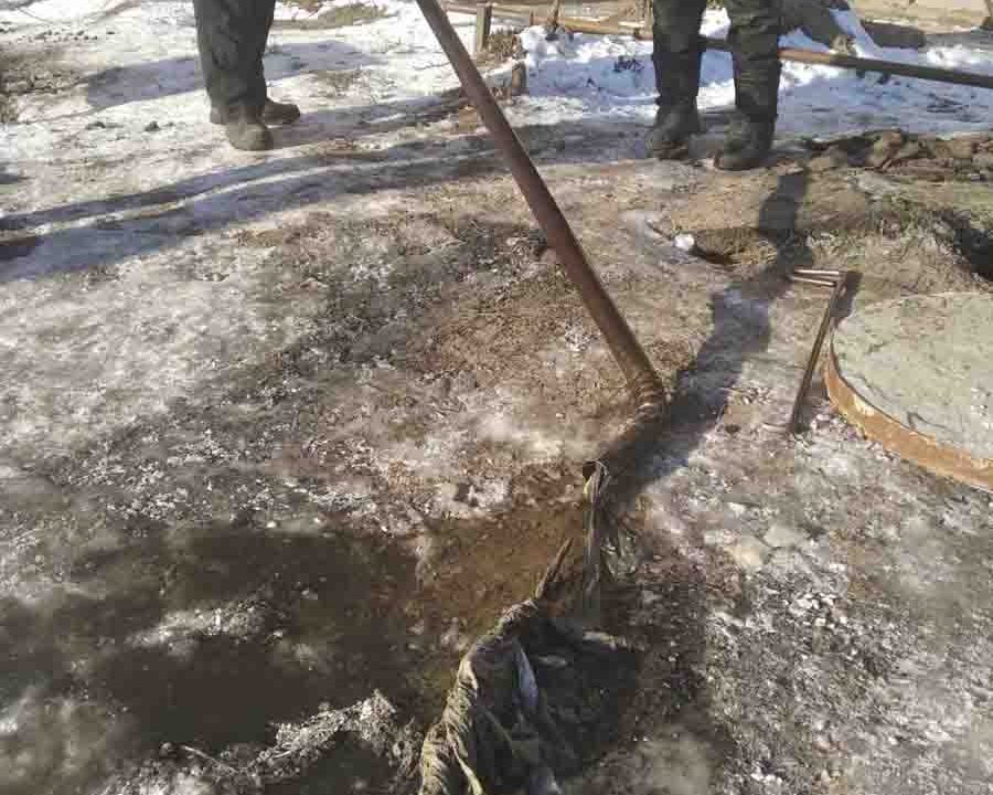 У Коростені комунальники почистили каналізацію в районі декількох вулиць: витягнули пару трусів та презервативи (ФОТО)