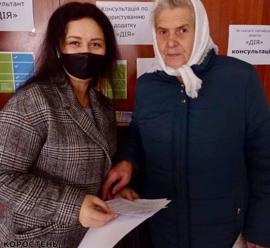 У Центрі масової вакцинації працівники Коростенської РДА консультують людей щодо отримання COVID-сертифікату ?ФОТО