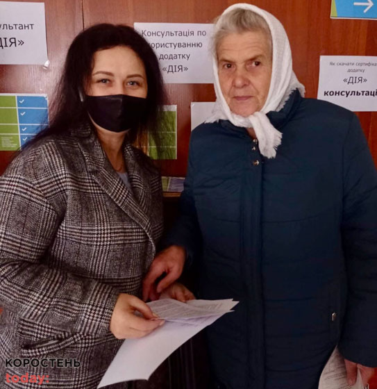 У Центрі масової вакцинації працівники Коростенської РДА консультують людей щодо отримання COVID-сертифікату ?ФОТО