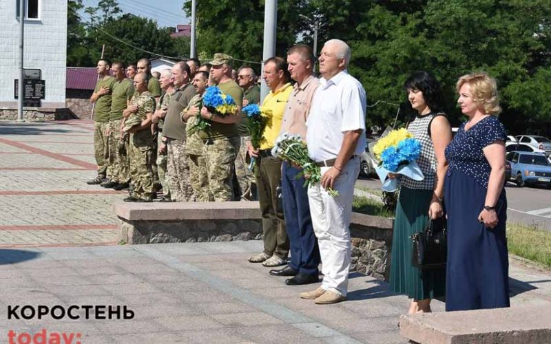 У День Конституції в Коростені виконали гімн, вшанували полеглих захисників та поклали квіти до пам’ятника Шевченку (ФОТО)