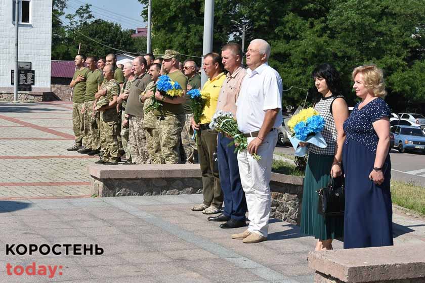 У День Конституції в Коростені виконали гімн, вшанували полеглих захисників та поклали квіти до пам’ятника Шевченку (ФОТО)