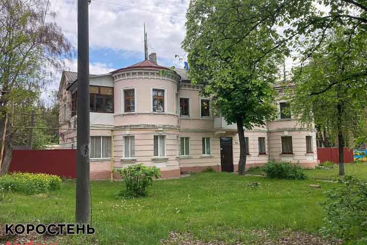 Депутат Коростенської міськради “здав” будинок з комуністичною ліпниною (ФОТО)