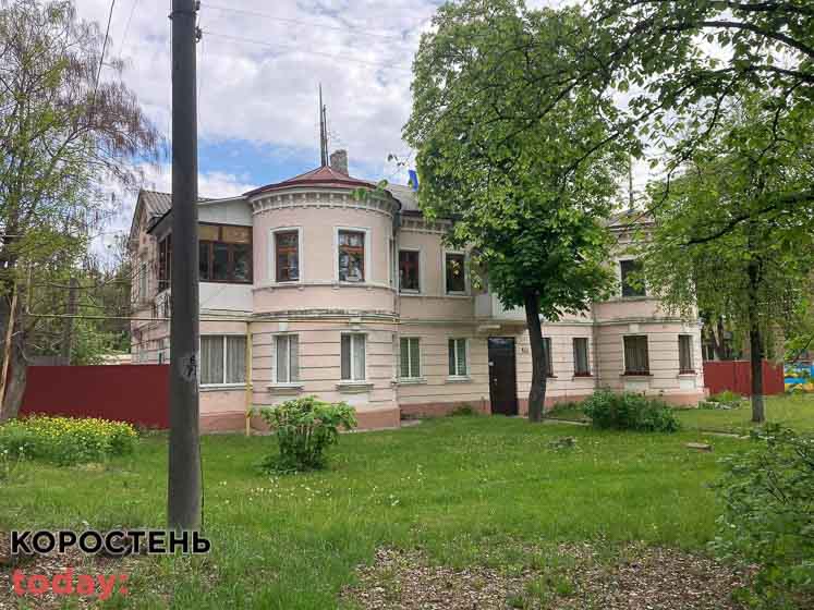 Депутат Коростенської міськради “здав” будинок з комуністичною ліпниною (ФОТО)