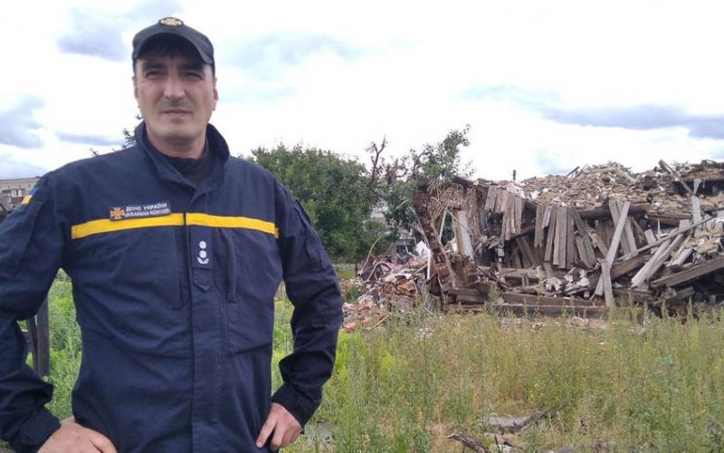 Рятувальник з Коростеня розповів, як розбирали завали палаючого гаража, де під час бомбардування знаходились діти (ВІДЕО)