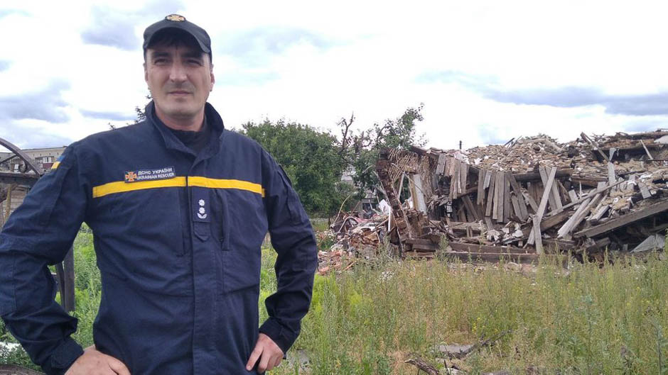 Рятувальник з Коростеня розповів, як розбирали завали палаючого гаража, де під час бомбардування знаходились діти (ВІДЕО)