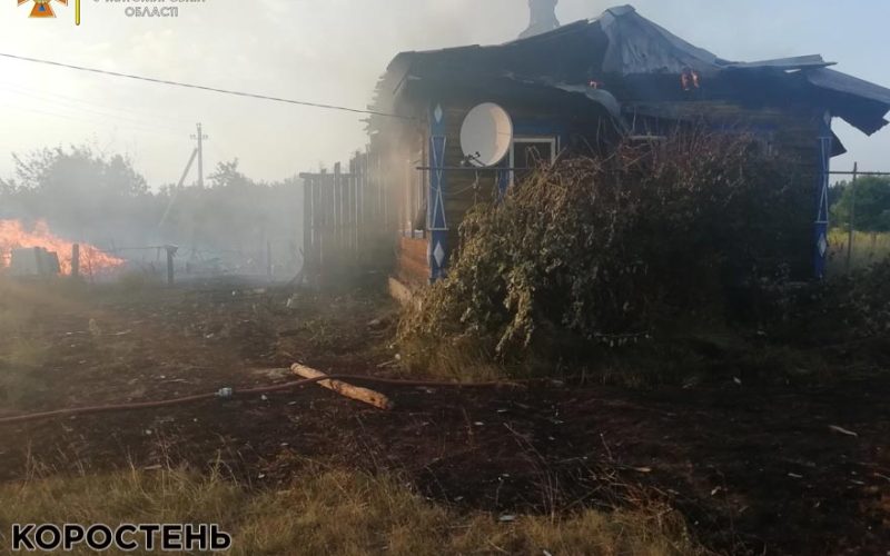В селі Коростенського району загасили дерев’яну будівлю