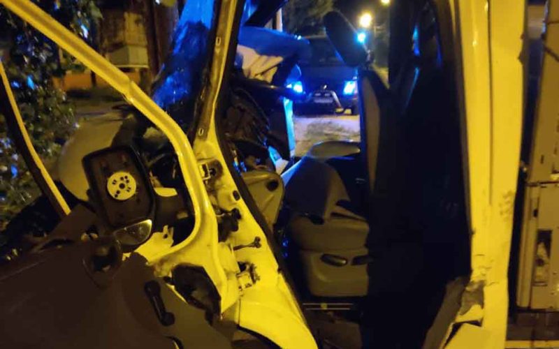 У Коростені унаслідок зіткнення з деревом травмувався водій авто: поліція з’ясовує обставини ?ФОТO