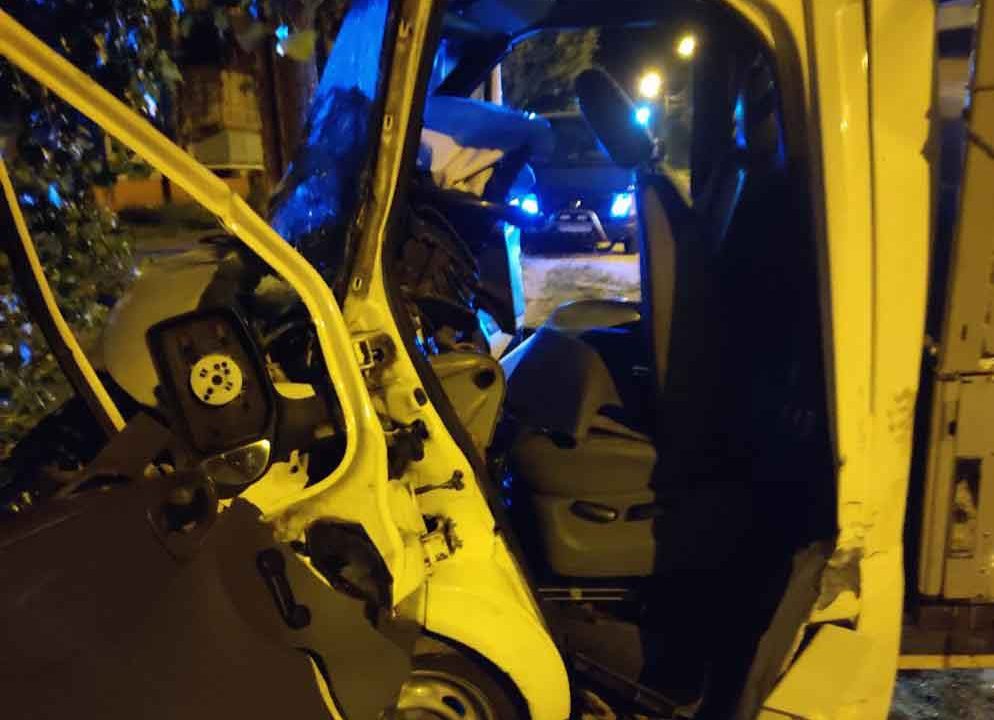 У Коростені унаслідок зіткнення з деревом травмувався водій авто: поліція з’ясовує обставини ?ФОТO