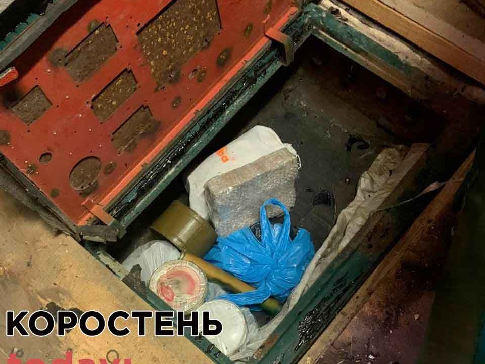 На Коростенщині викрили нелегальний цех з переробки зброї: зі стартової робили бойову і продавали ?ФОТО