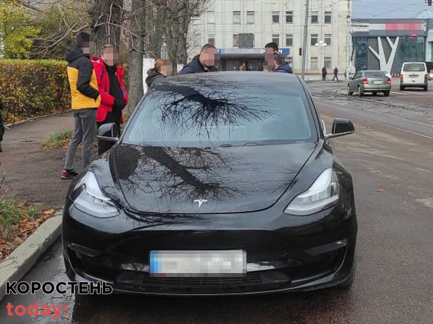 У Житомирі поліцейські зупинили Tesla, керманича підозрюють у незаконному переправленні за кордон військовозобов’язаних ▶️ВІДЕО