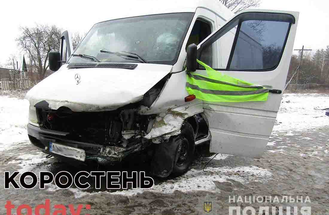 Поліція розбирається з ДТП, де після зіткнення ВАЗ та мікроавтобуса травмувалася жінка (ФОТО)