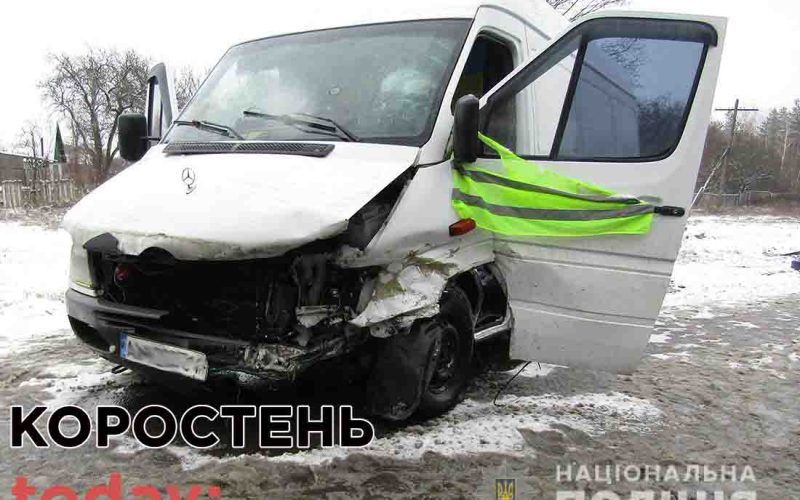 Поліція розбирається з ДТП, де після зіткнення ВАЗ та мікроавтобуса травмувалася жінка (ФОТО)