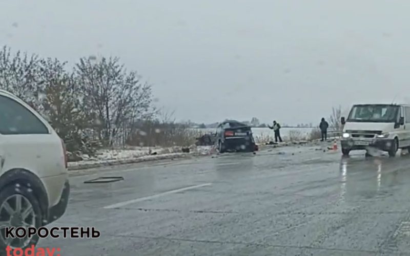 На автодорозі неподалік Коростеня вантажівка зіштовхнулась з ВАЗ, пасажирка загинула ▶️ВІДЕО