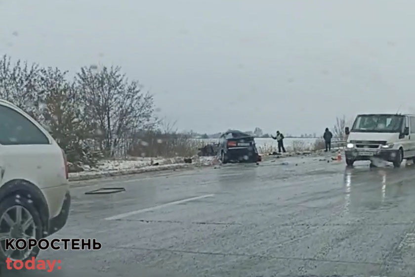 На автодорозі неподалік Коростеня вантажівка зіштовхнулась з ВАЗ, пасажирка загинула ▶️ВІДЕО