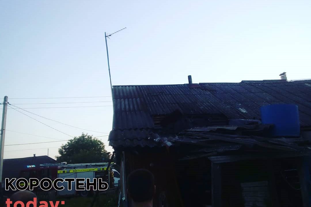 Через несправну проводку у Коростені зайнявся будинок на двох господарів ?ФОТО