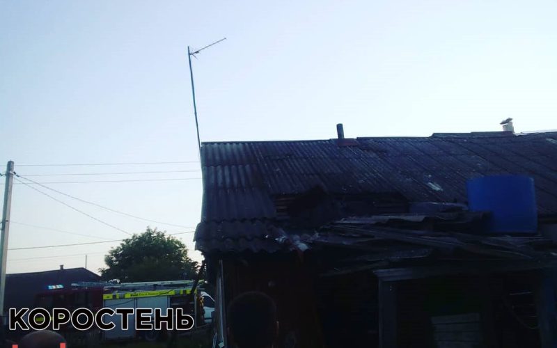 Через несправну проводку у Коростені зайнявся будинок на двох господарів ?ФОТО