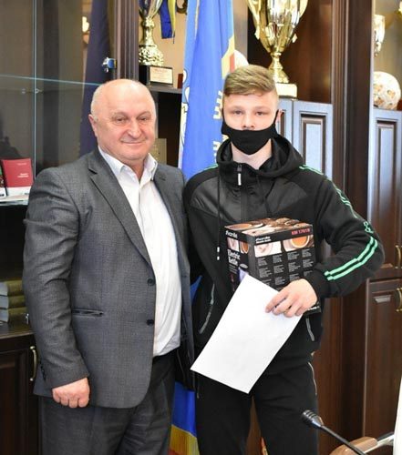 Коростенцю, який виріс без батьків, мер міста вручив ключі від квартири ?ФОТО