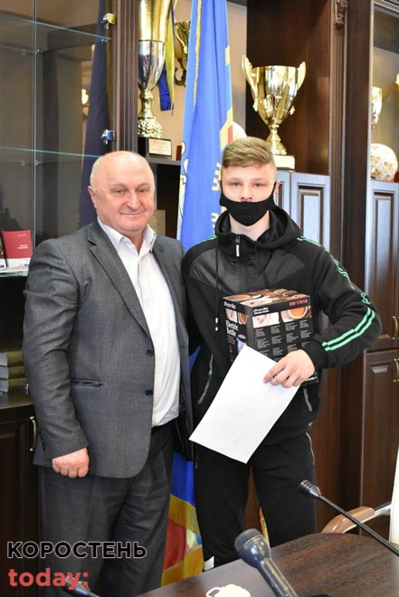 Коростенцю, який виріс без батьків, мер міста вручив ключі від квартири ?ФОТО