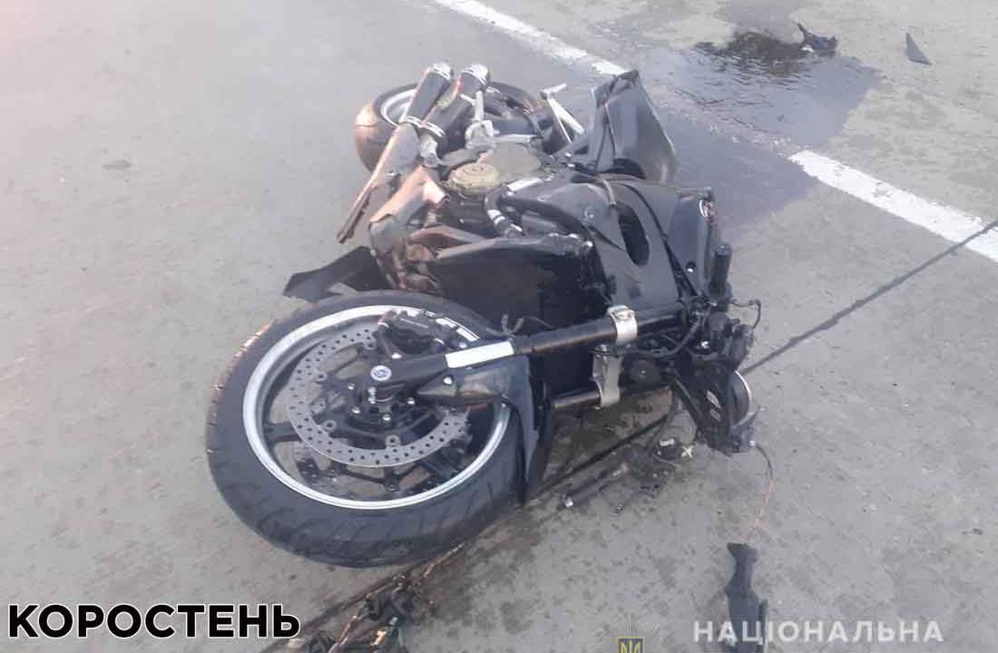 На автодорозі 18-річний коростенець на мотоциклі зачепив Skoda та врізався у відбійник: хлопець загинув