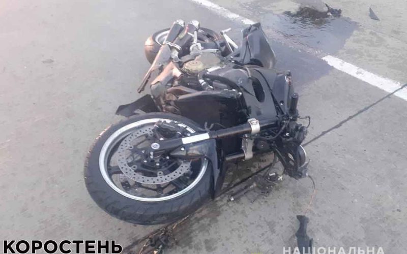 На автодорозі 18-річний коростенець на мотоциклі зачепив Skoda та врізався у відбійник: хлопець загинув