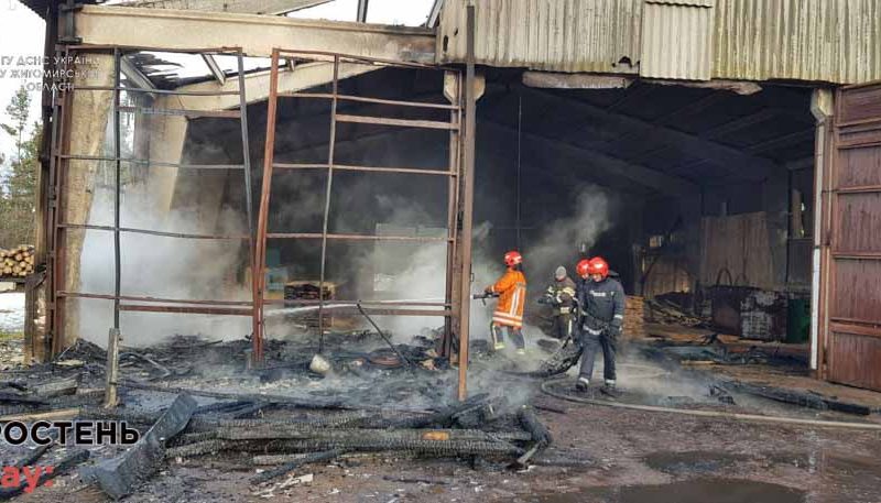 У селі Овруцької громади 5 рятувальників гасили пожежу на пилорамі